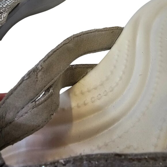 CROCS Womens Capri Flip Flop Size 7 Silver Thong Slip On Comfort - Picture 8 of 9